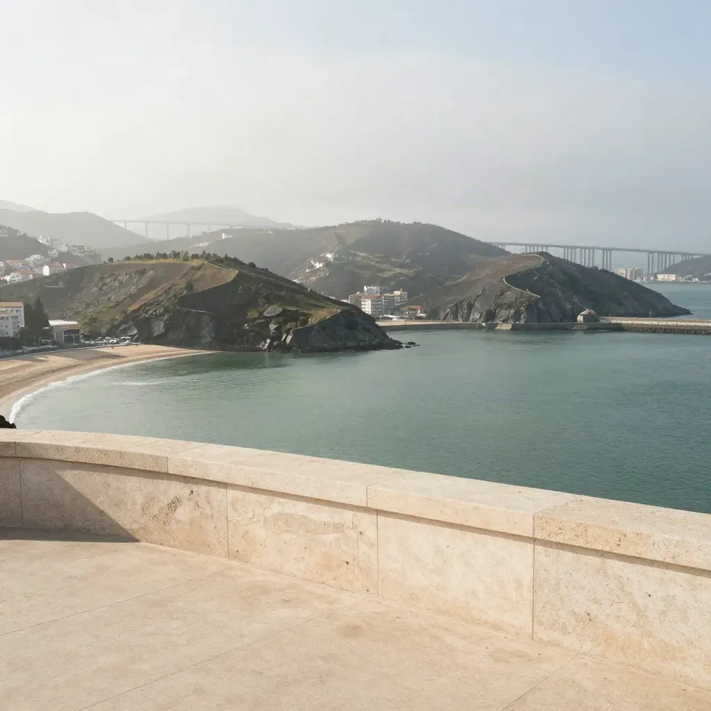 Bahía verde del norte con puente lejano, colinas húmedas y neblina suave.